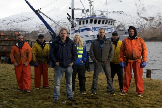 STOR KJENDIS: Sig Hansen i front foran resten av kapteinene i den populære TV-serien Livsfarlig fangst. Bak ligger krabbebåten Northwestern. Foto: Discovery Channel STOR KJENDIS: Sig Hansen i front foran resten av kapteinene i den populære TV-serien Livsfarlig fangst. Bak ligger krabbebåten Northwestern. Foto: Discovery Channel